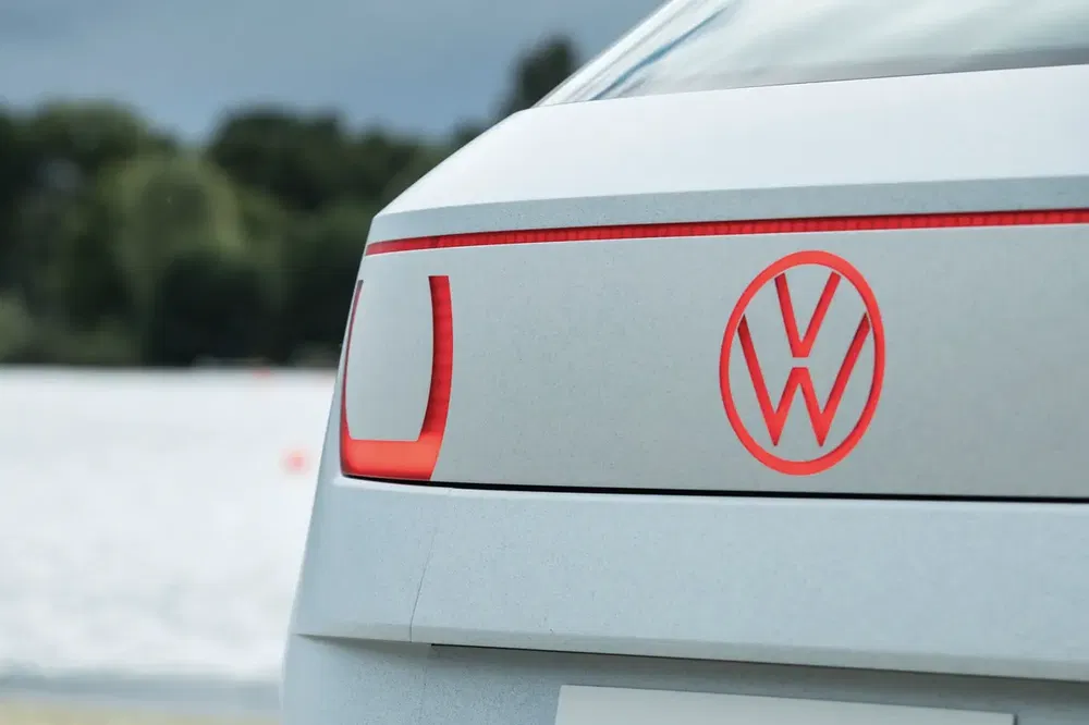 {"fr":"Volkswagen ID Buzz concept blanc avec logo rouge, arrière-plan flou extérieur.","nl":"Volkswagen ID Buzz concept wit met rood logo, wazige buitenachtergrond."}