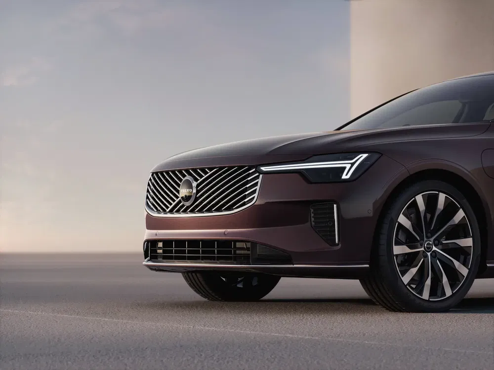 Moderne Volvo-grille met kenmerkende koplampen en elegante afwerking, hedendaags ontwerp.